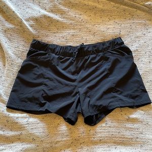 Athletic shorts with pockets